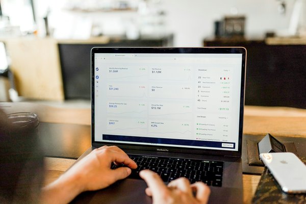 Comment implémenter une stratégie de gestion des logs pour une infrastructure de microservices?