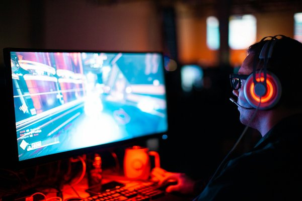 Comment optimiser l'utilisation des shaders pour des effets visuels réalistes dans les jeux d'horreur?