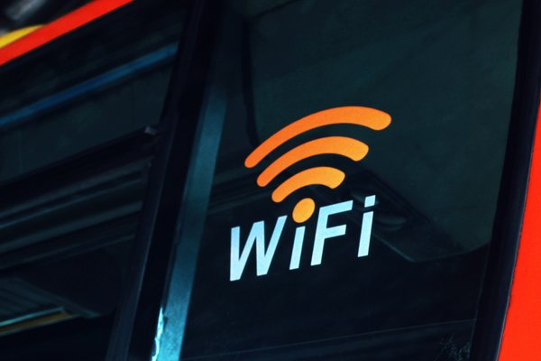 Quelle est la meilleure méthode pour configurer un routeur Wi-Fi 6 pour une maison intelligente?